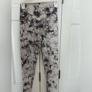 Lululemon marble black and white wunder under leggings 4 (shibori)